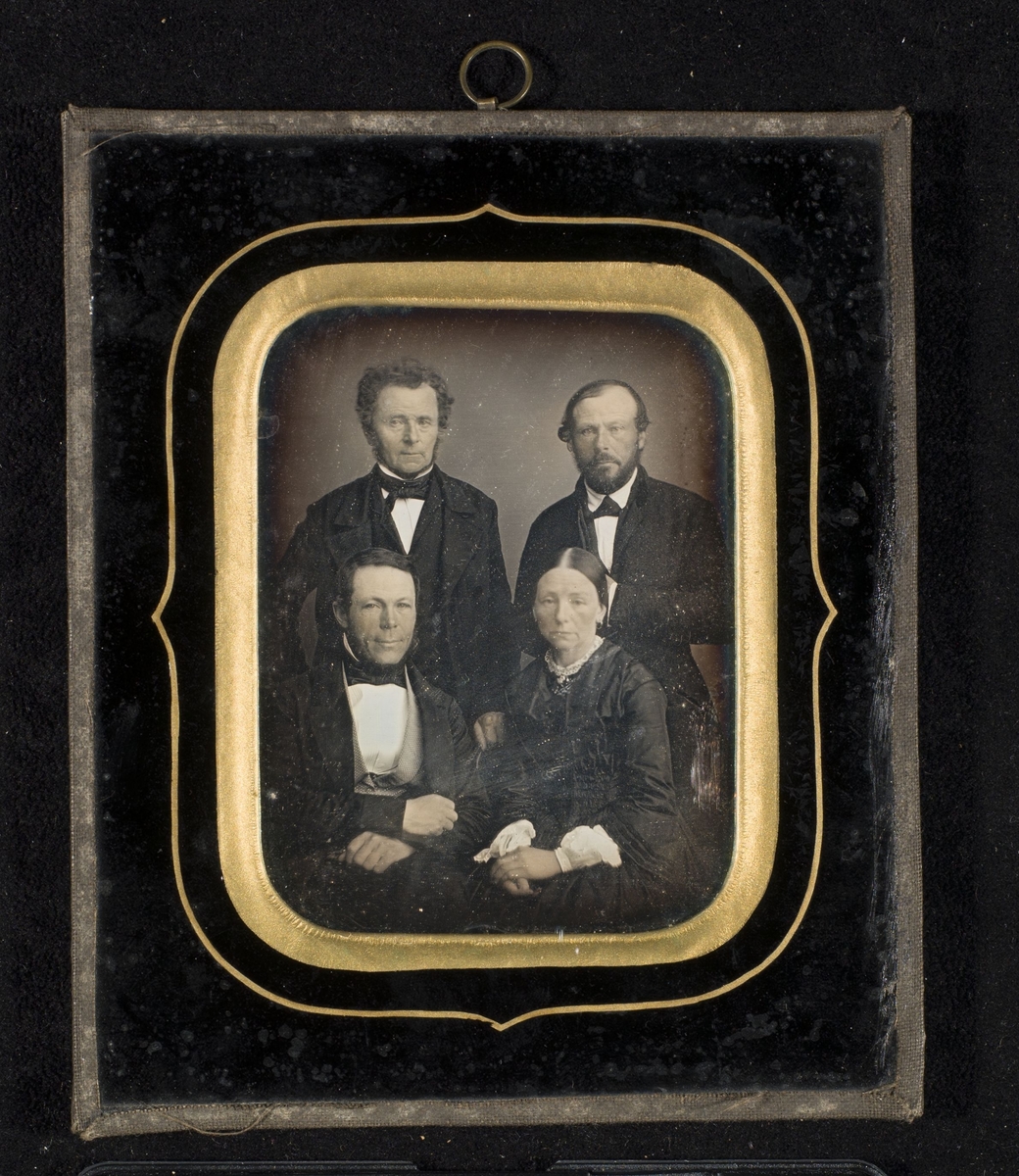 Daguerreotypi av tre søsken og deres onkel.
Bak f.v.: Johan Konow (1791-1868), Tønnes Rolfsen (1815-1882)
Foran: Rasmus Rolfsen (f. 1811) og Anna Hedevig Rolfsen (f. 1812).