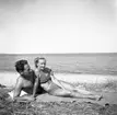 Sandstedt, Erik med fru på badstranden.