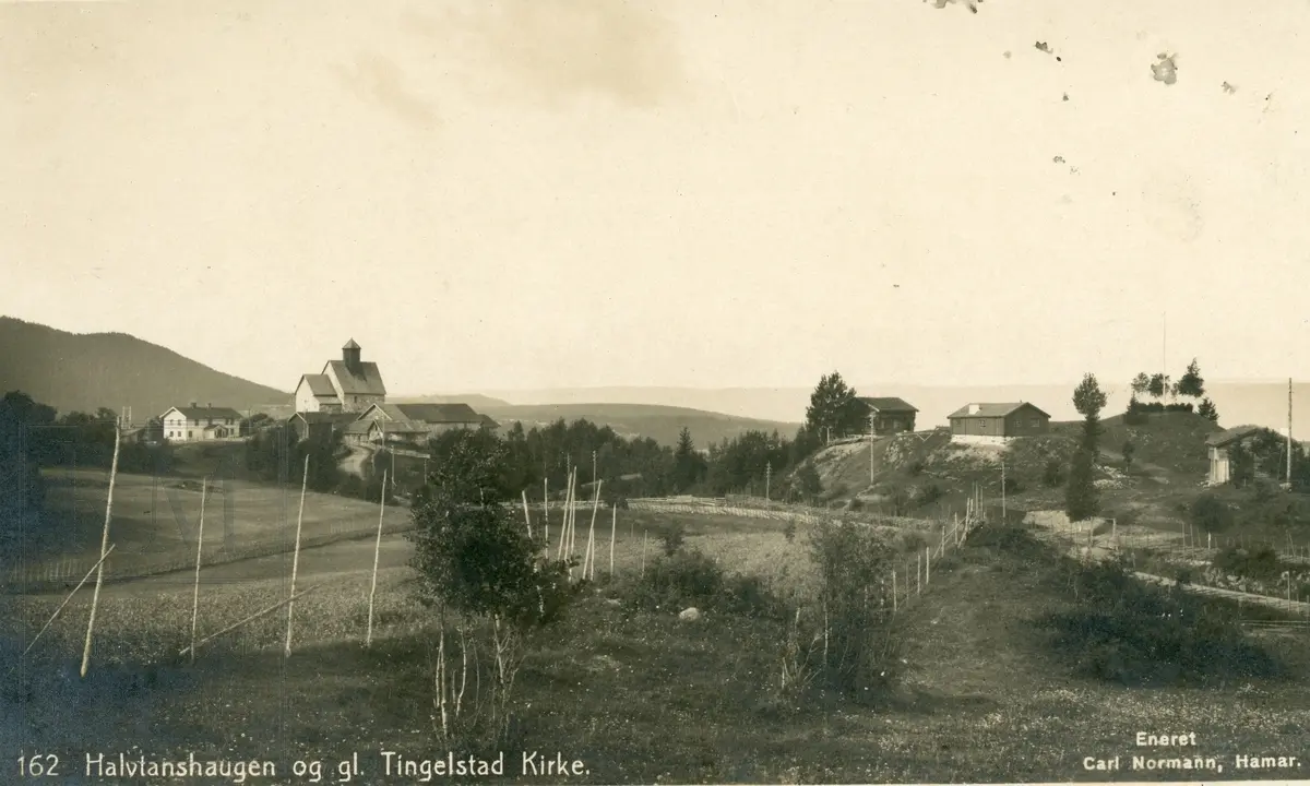 Tingelstad gamle kirke og Hadeland Folkemuseum med Grymyr stabburet og Vienbråten bygningen