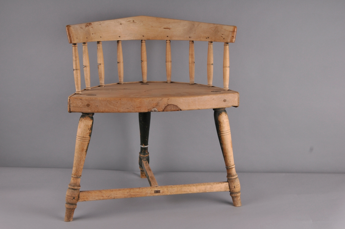 Spinnestol på 3 dreia bein, 9 dreia spiler i rygg. Fragment av rosemåling og initsialar på baksida av ryggstøtte.