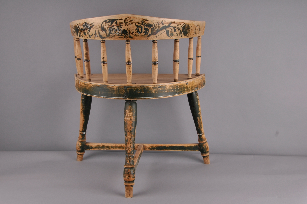 Spinnestol på 3 dreia bein, 9 dreia spiler i rygg. Fragment av rosemåling og initsialar på baksida av ryggstøtte.