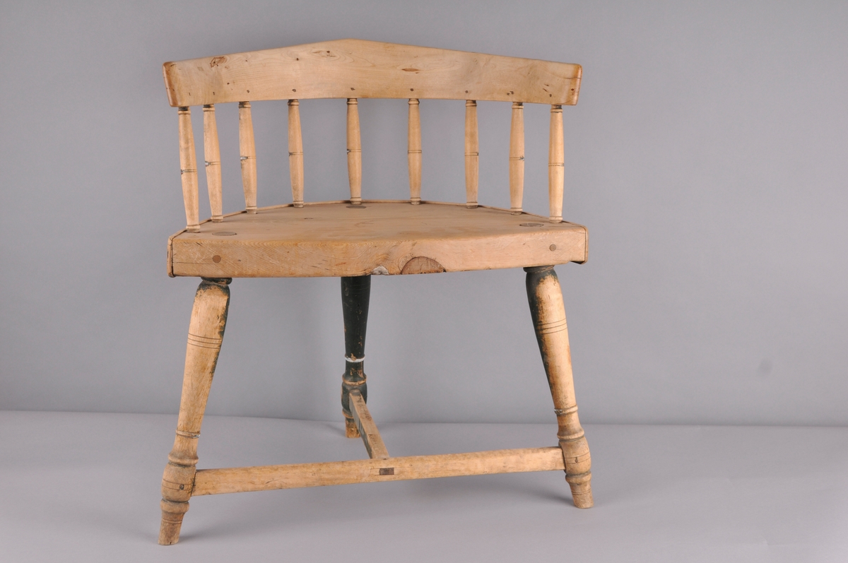 Spinnestol på 3 dreia bein, 9 dreia spiler i rygg. Fragment av rosemåling og initsialar på baksida av ryggstøtte.