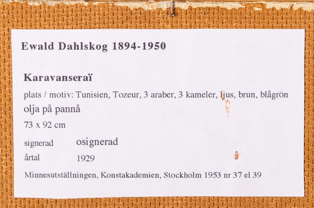 Oljemålning på pannå av konstnär Ewald Dahlskog (1894-1950) "Karavan seraj" målad 1929. Osignerad men försedd med lapp på baksidan med text: "Målad i Tunisien, Tozeur. utställd på konstakademien 1953, katalognummer 37 0ch 39.
Gåva ur konstnärens kvarlåtenskap år 2005 tillsammans med GM37901-37904.
Målningen konserverad av Per Mattsson, Gävle 2005.
Montering/Ram: Monterad i ny ram av givaren i samband med gåvan