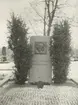 Skulptur av John Runer. Gravmonument Gust. Erikssons familjegrav 1920. Eskilstuna.