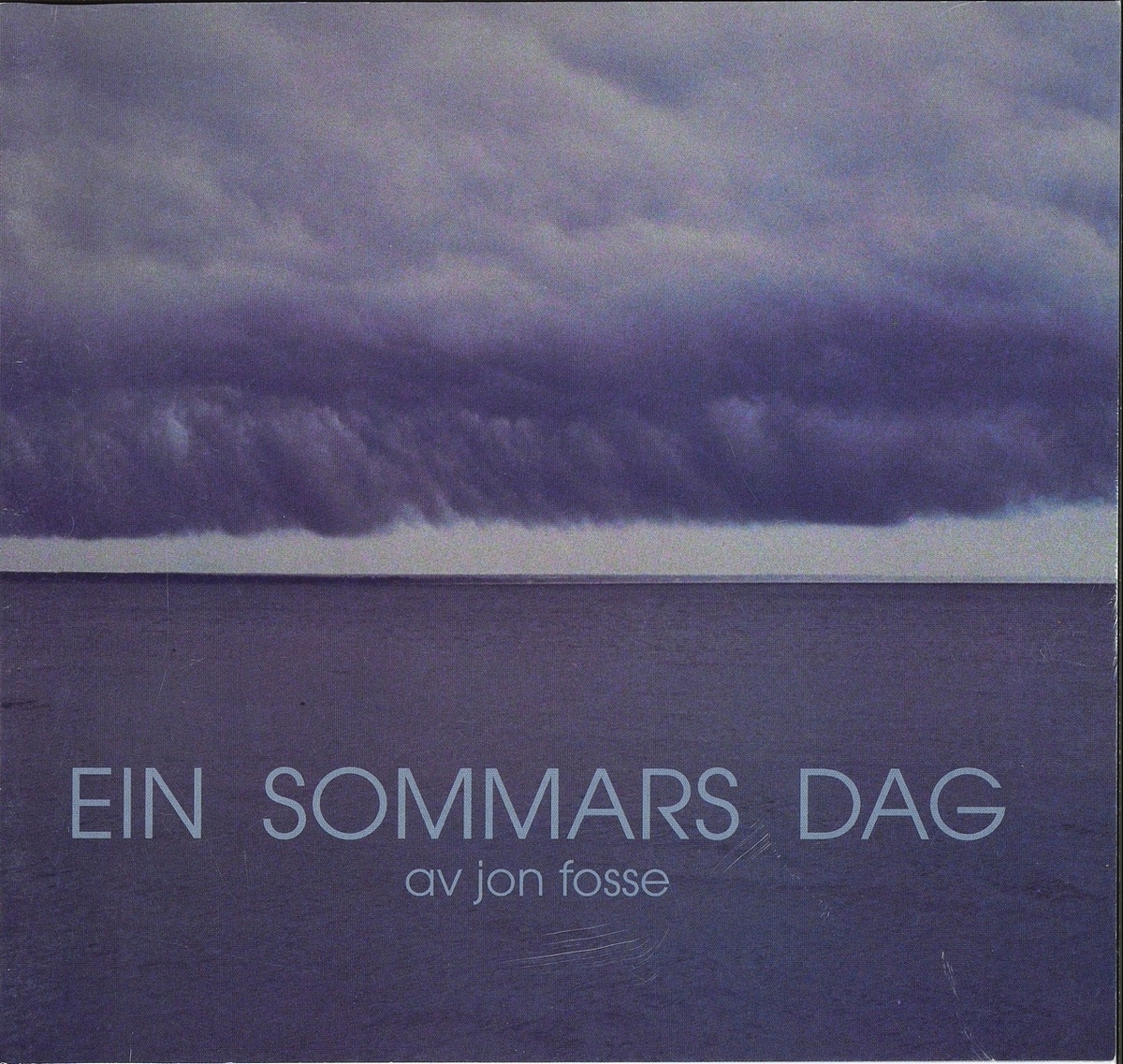 Teaterbrosjyre på 12 sider frå Det Norske Teatret med informasjon om oppsetjinga "Ein sommars dag" av Jon Fosse. Dagbladet skreiv 10. januar 1999 følgjande om stykket: "I «Ein sommars dag» lukker Fosse seg inn til en eldre kvinnes følelse av skyld og hennes forsøk på å forstå hendelsen som overskygger alt i hennes liv." (1) Stykket vart regissert av Gunnel Lindblom.

Kjelder:
(1) https://www.dagbladet.no/kultur/folelsen-av-skyld/65498040 (Lesedato: 21.02.2020)
(2) https://sceneweb.no/nb/production/33456/Ein_sommars_dag-1999-1-9 (Lesedato: 21.02.2020)