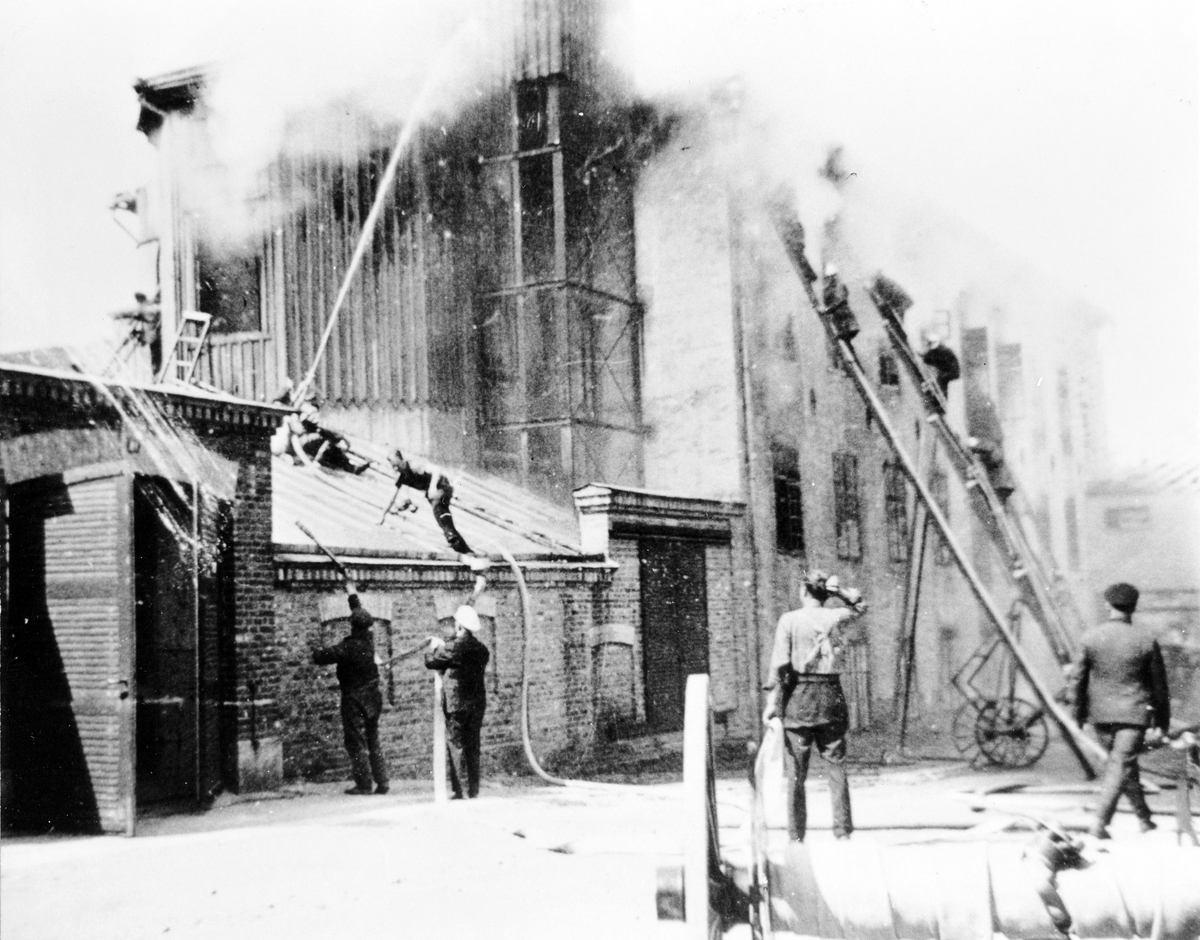 Brandväsen. Brand i bomullsväveriet, kvarter Fliten 1935.