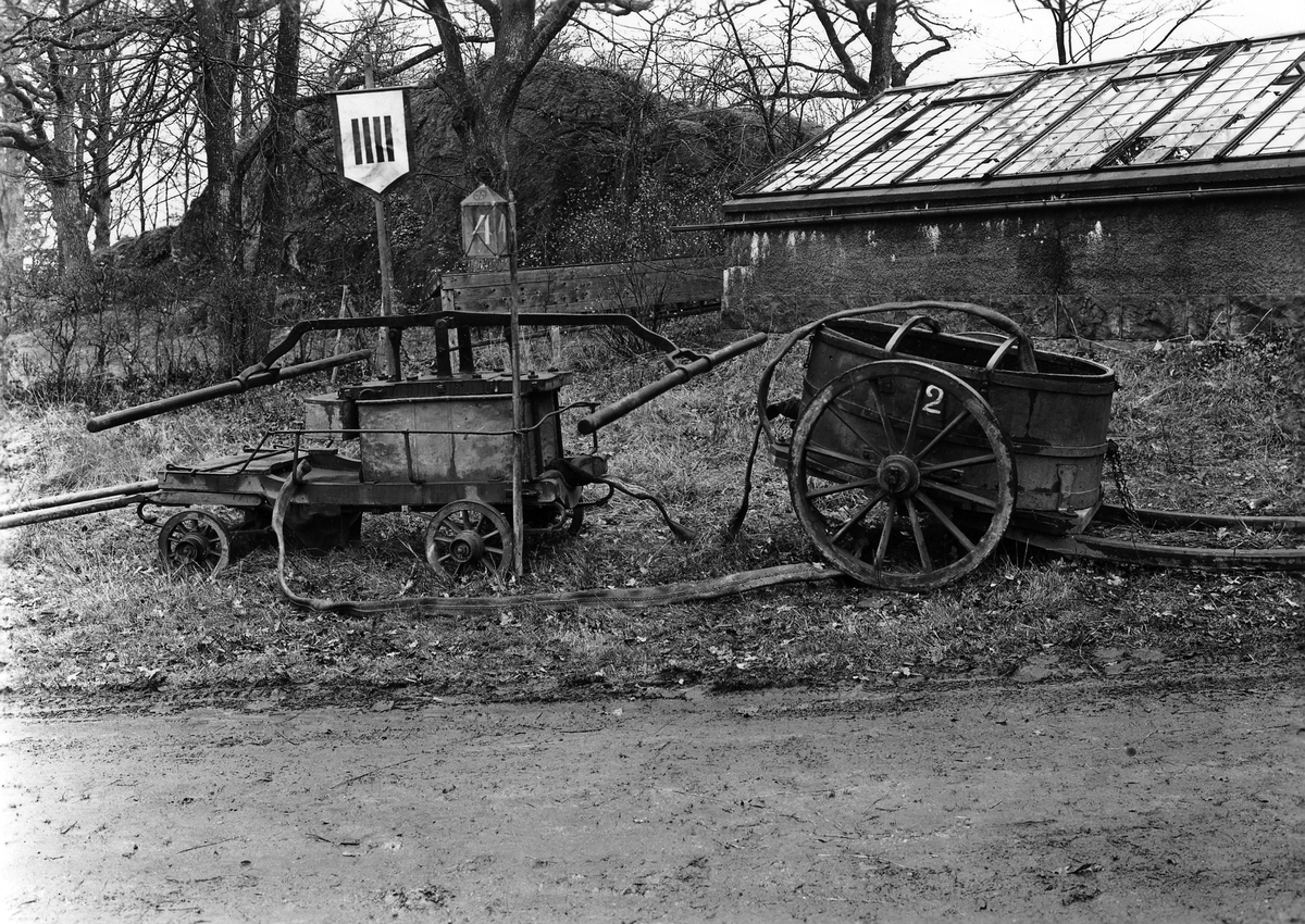 Gamla brandredskap från Alingsås. Vattenvagn och pump för att bekämpa bränder med.