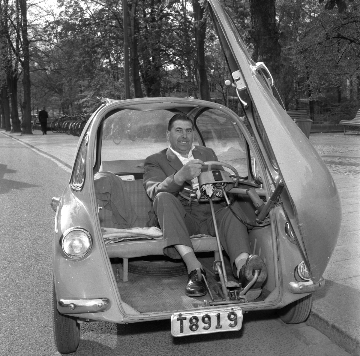 Bil.
12 maj 1959. 
Bilen är av märket BMW Isetta.