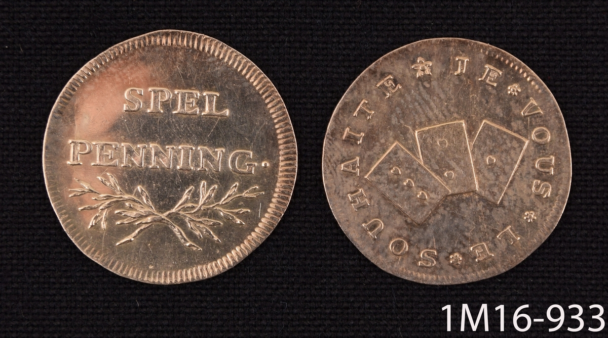 Fem stora och arton mindre spelpenningar av silver med grevinnan Ekeblads vapen, märkta 1756. Penningarna förvaras i en röd läderpung.