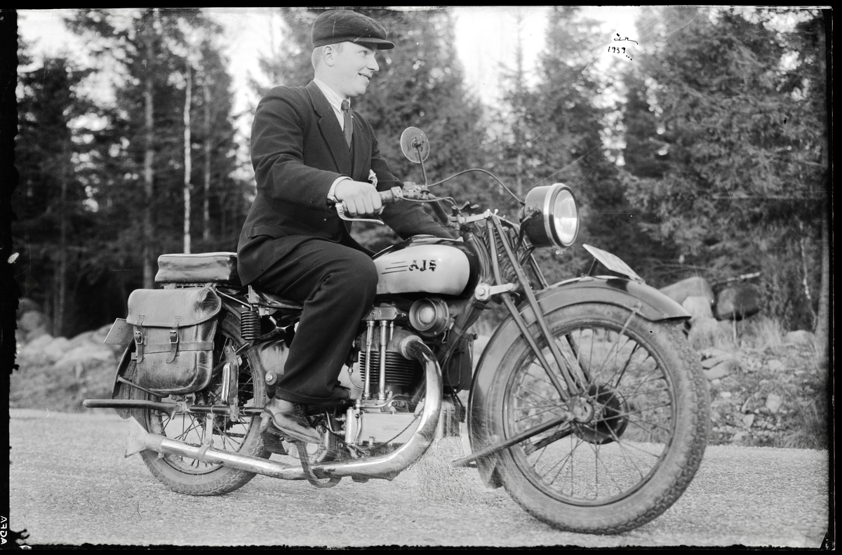 Arthur Nordin på en AJS motorcykel