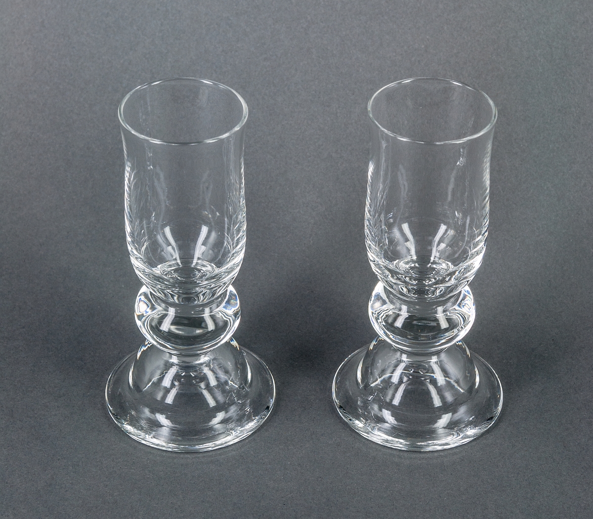 Två snapsglas, provkollektion.