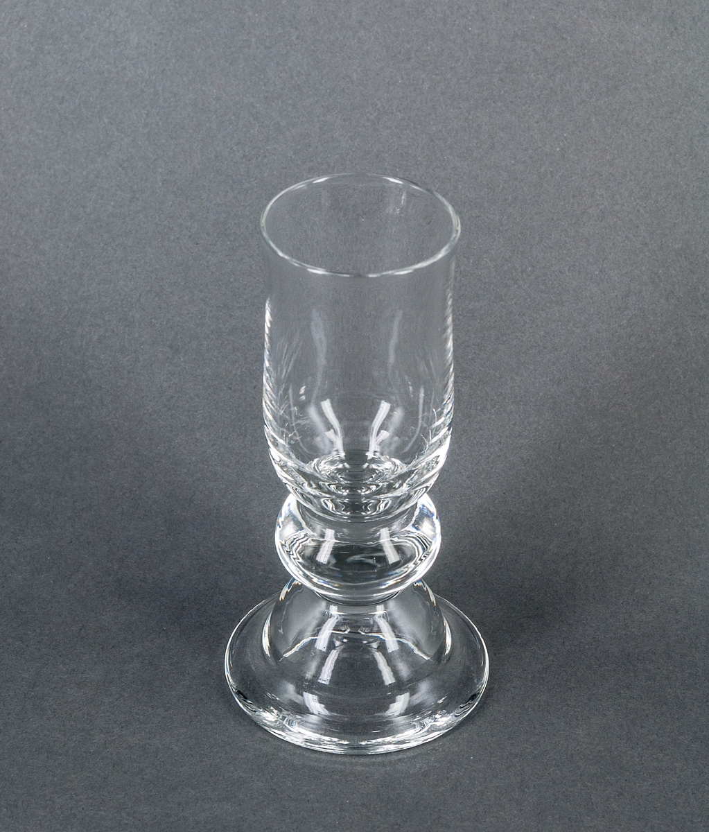 Två snapsglas, provkollektion.