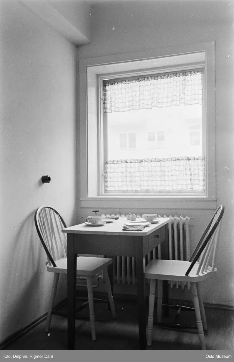 leilighet, interiør, kjøkken, kjøkkenbord, budalstoler