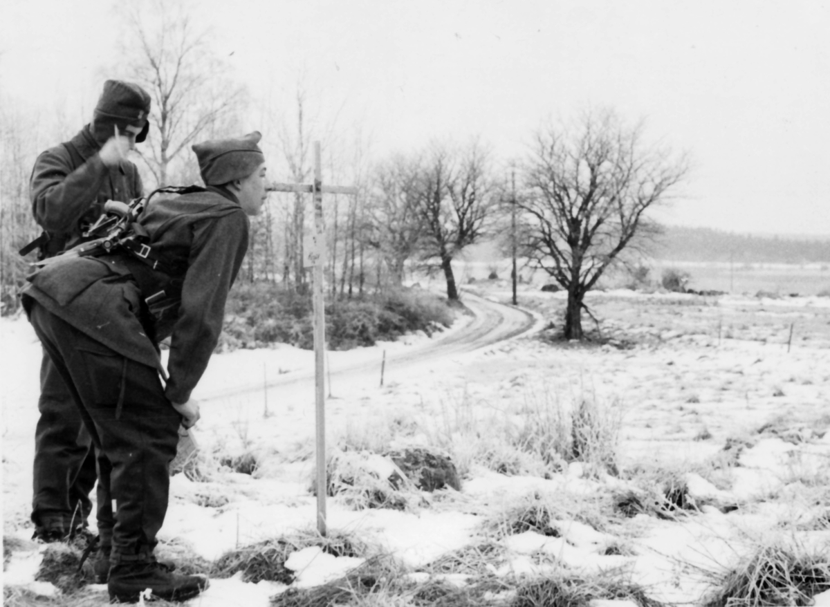 Plutonsfälttävlan 1961

Bild 1.  Plutonerna startar på kaserngården.
Bild 2.  Kartläsning, där målet anges med riktkäpp.
Bild 3.  Sjukvårdstjänst.
Bild 4.  Målspaning.
