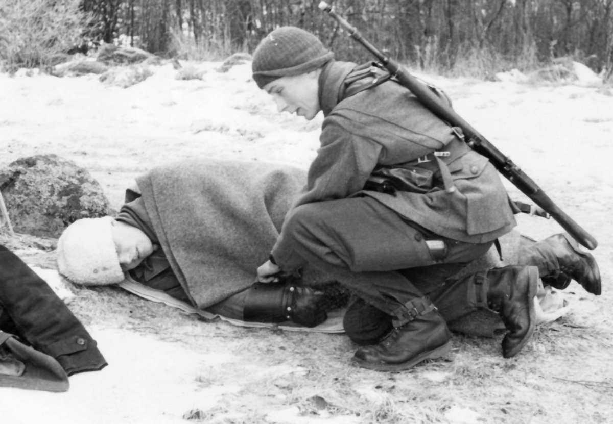 Plutonsfälttävlan 1961

Bild 1.  Plutonerna startar på kaserngården.
Bild 2.  Kartläsning, där målet anges med riktkäpp.
Bild 3.  Sjukvårdstjänst.
Bild 4.  Målspaning.