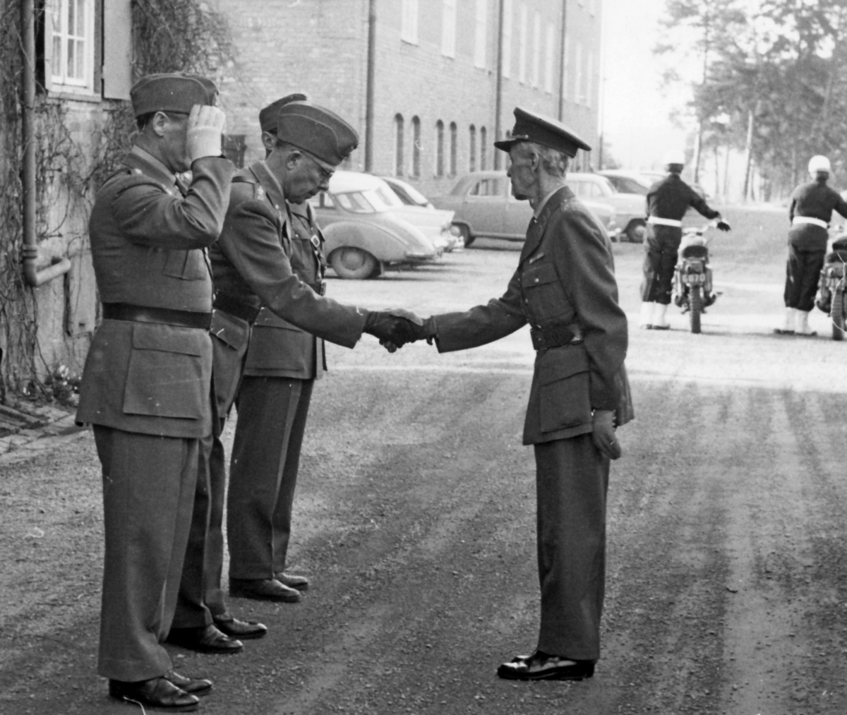 Avtackning 1961

Bild 1.  Militärbefälhavaren för IV. Militärområdet, generalmajor Bert Carpelan, tar farväl av cheferna för I 10, P 1 och Fo 43 inför sin avgång med pension.

Bild 2.  Militärbefälhavaren med adjutant och teckenförare på kaserngården.