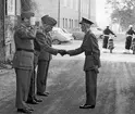 Avtackning 1961

Bild 1.  Militärbefälhavaren för IV. Militärområdet, generalmajor Bert Carpelan, tar farväl av cheferna för I 10, P 1 och Fo 43 inför sin avgång med pension.

Bild 2.  Militärbefälhavaren med adjutant och teckenförare på kaserngården.