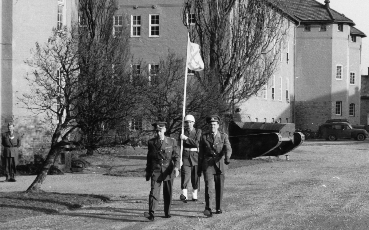 Avtackning 1961

Bild 1.  Militärbefälhavaren för IV. Militärområdet, generalmajor Bert Carpelan, tar farväl av cheferna för I 10, P 1 och Fo 43 inför sin avgång med pension.

Bild 2.  Militärbefälhavaren med adjutant och teckenförare på kaserngården.