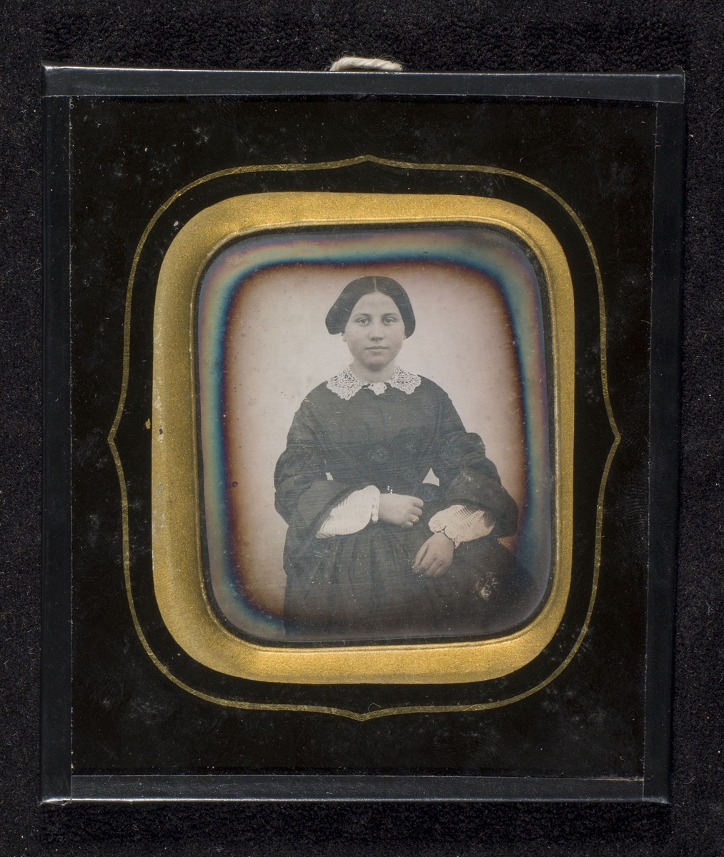 Daguerreotypi av prestefruen Ellen Henrikke Landstad f. Arnesen, svigerdatter av salmedikteren Magnus Brostrup Landstad. Håndkolorerte detaljer.