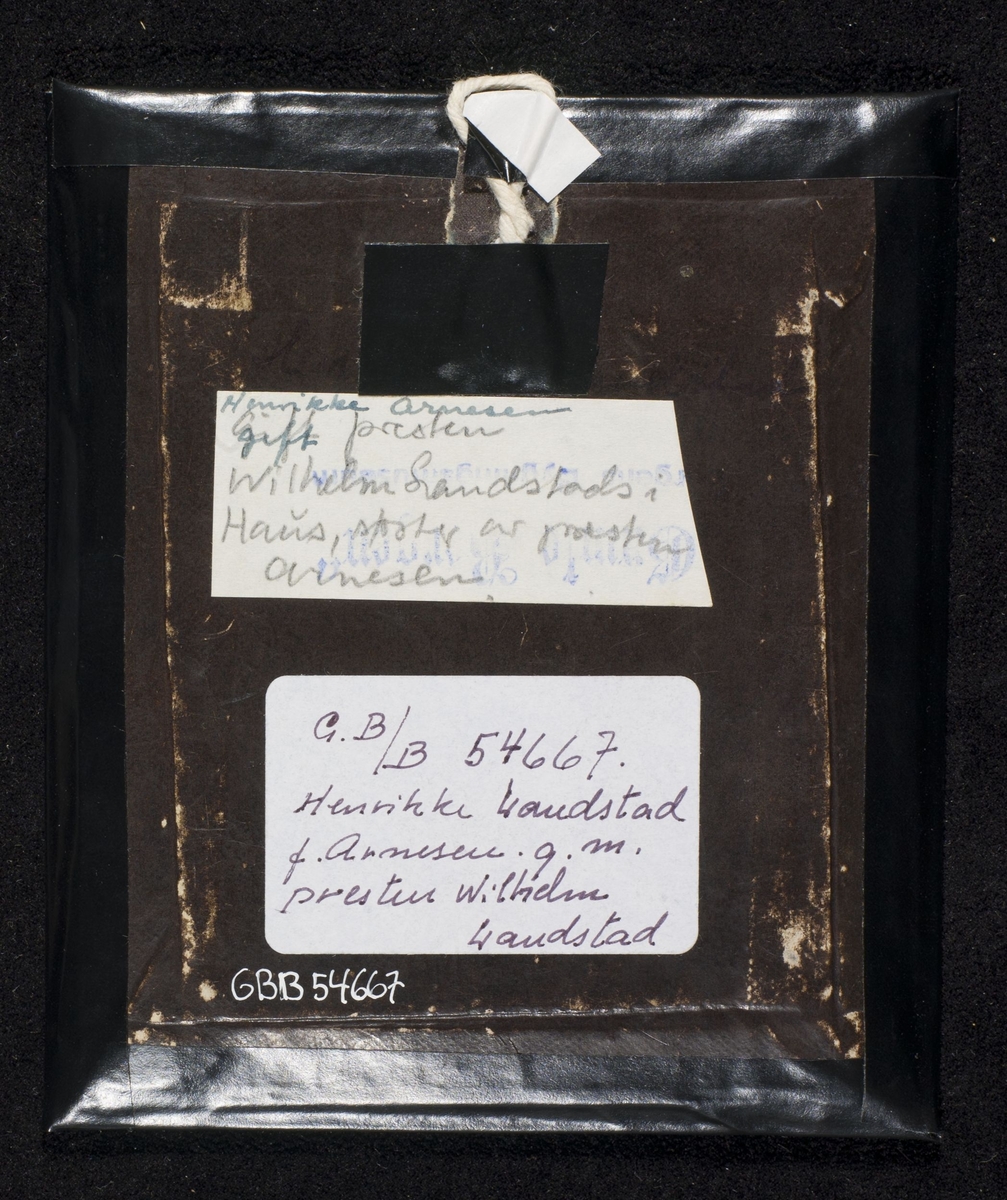 Daguerreotypi av prestefruen Ellen Henrikke Landstad f. Arnesen, svigerdatter av salmedikteren Magnus Brostrup Landstad. Håndkolorerte detaljer.