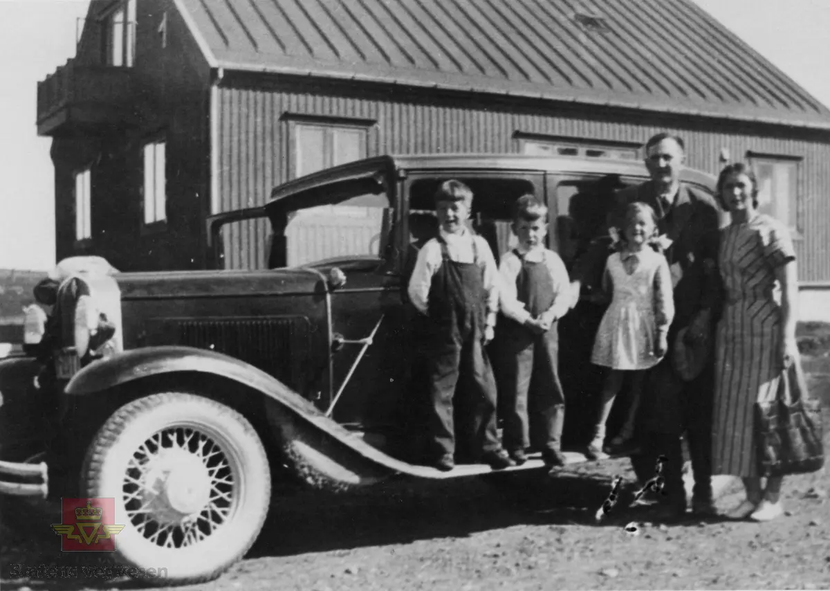 Familien Matzow utenfor huset i Damsveien 23 i Vadsø 1936. 
Fra venstre: Tore, Arnljot (Bamse), Marie Mathilde og fru Gudrun Matzow. Bak Jakob Natvig Matzow som var avdelingsingeniør i Statens vegevesen i Finnmark fylke 1921-1939, Akershus fylke 1939-1941, overingeniør/vegsjef i Finnmark fylke 1941-1945, og i Akerhus fylke 1945-1957. 
"Bilen, en Chevrolet 7-seter, tilhørte et selskap som het Polarbil. Bilen gikk mellom Vadsø og Tana. Den ble byttet til en mindre buss som egnet seg bedre til brøyting. Jakob N. Matzow kjøpte da bilen for kr. 600,- av Polarbil. Opplysninger er gitt av Marie Mathilde Matzow. 

Ref. til "Norges Veidirektører og Veisjefer," av Hans Wangensten Paus. Se vedlegg i Nedlastinger lenger ned på siden.