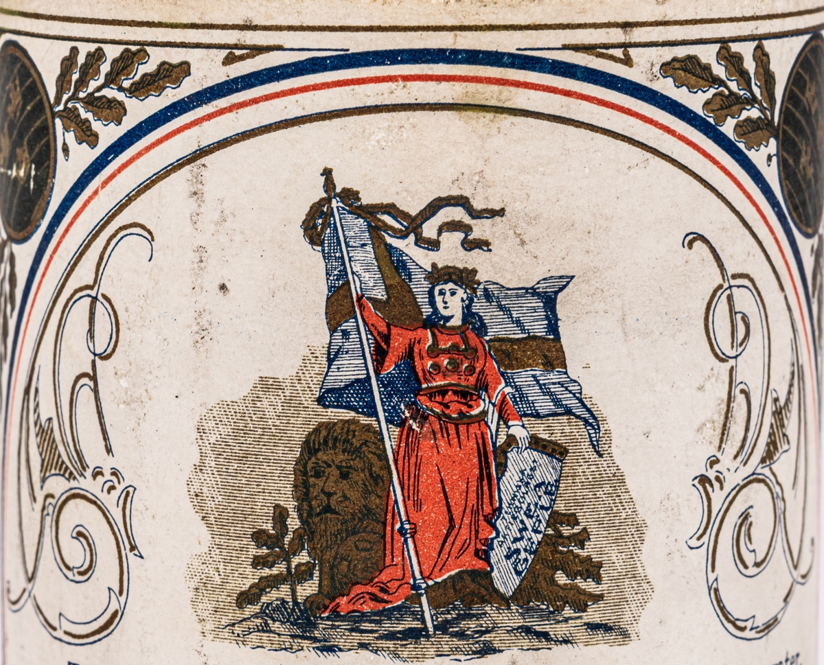 Glasflaska. 
Etikett med text; 
Tekniska aktiebolaget
Sweas Äkta
Amyktos-Aseptin. 
För toiletten.