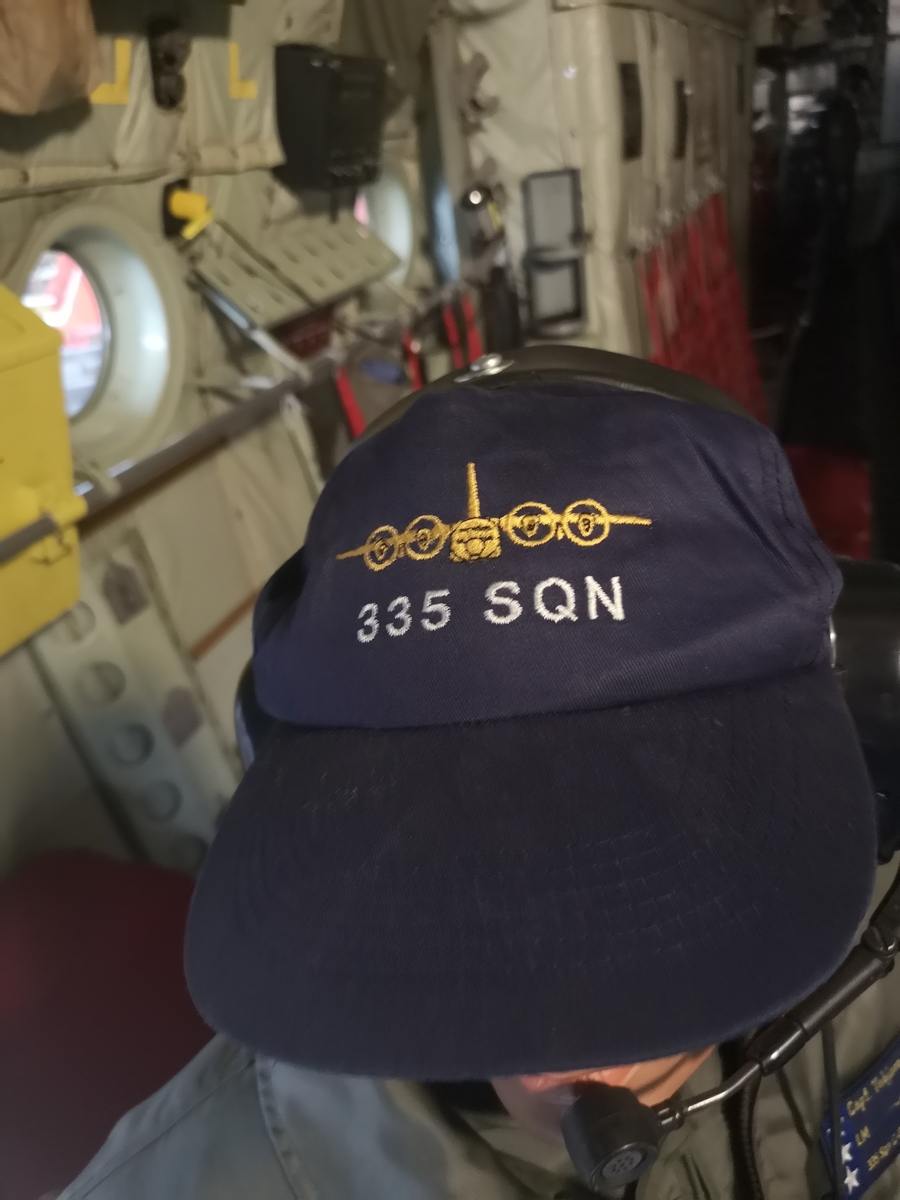 Cap satt sammen med flightsuit loadmaster på dukke