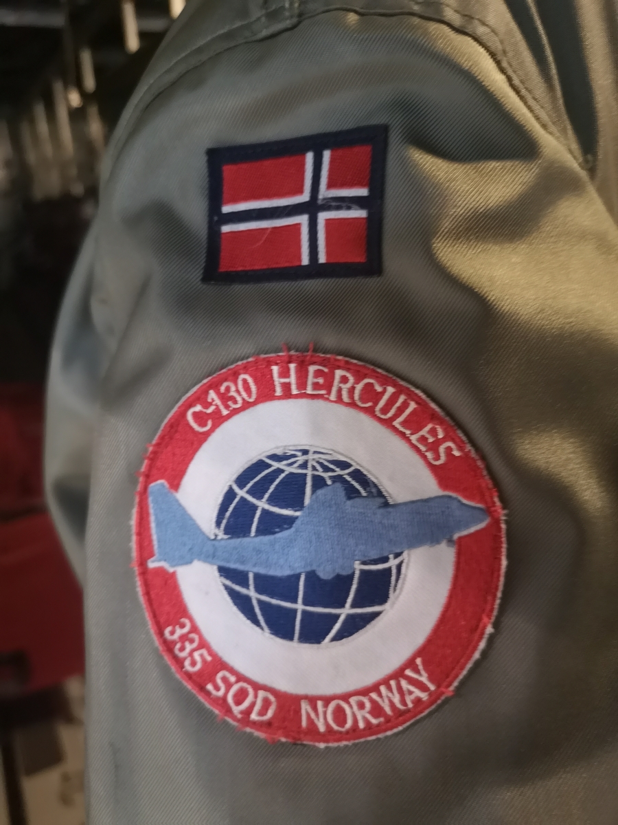 Flightsuit for Loadmaster med headset og caps, påmontert dukke