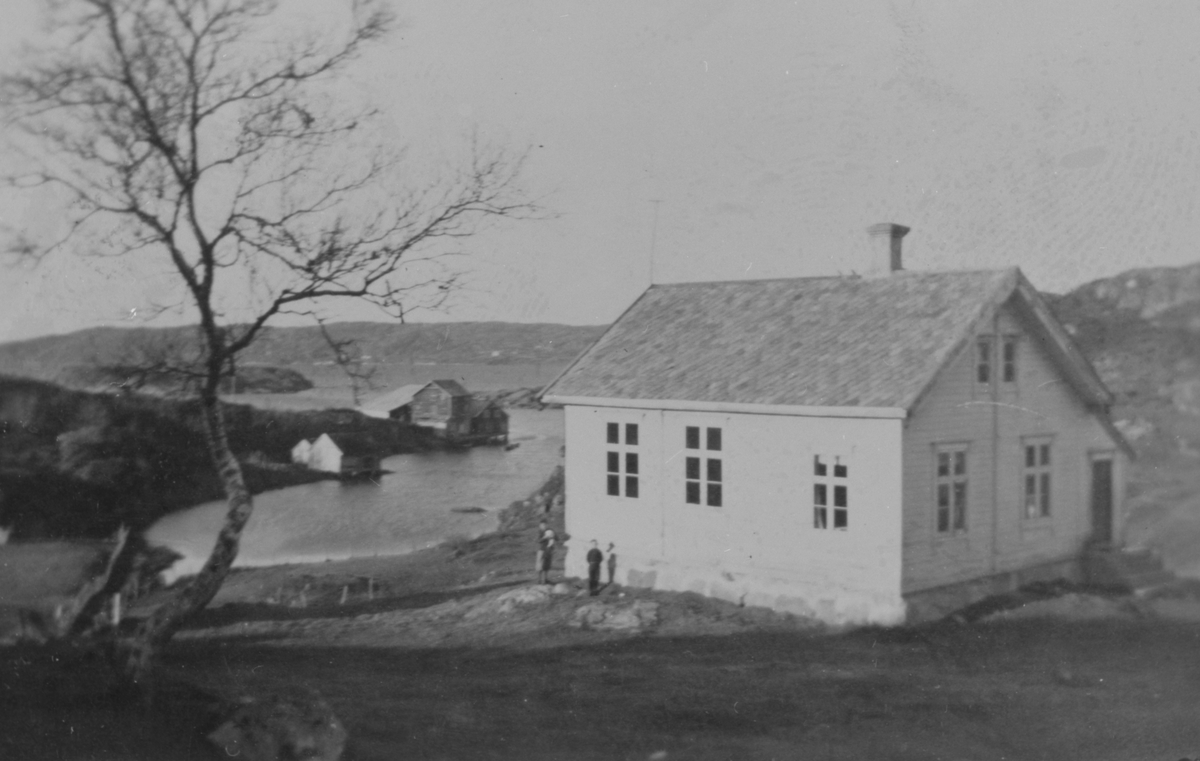 Bilde av Akseth Skole, Akseth, Fjellværøy, Hitra. Ca. 1935. Ansnes og fabrikk i bakgrunnen.