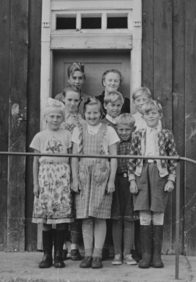 Gruppebilde : den siste skoleklassen på Herøya, bilde tatt 26-05-1956