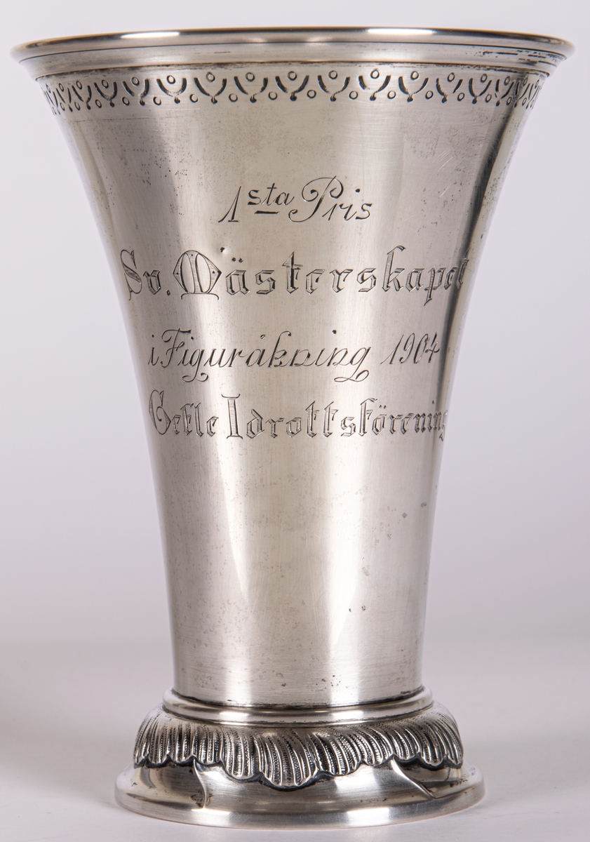 Bägare, silver, stämplad CGH kattfot A/ 1903, med inskription: 1sta pris Svenska mästerskapet i figuråkning 1904, Gefle idrottsförening.