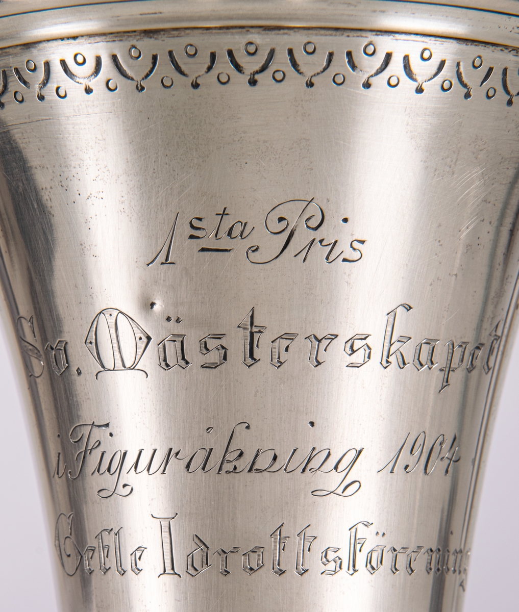 Bägare, silver, stämplad CGH kattfot A/ 1903, med inskription: 1sta pris Svenska mästerskapet i figuråkning 1904, Gefle idrottsförening.