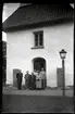 Sällskap framför Götlunda kyrka