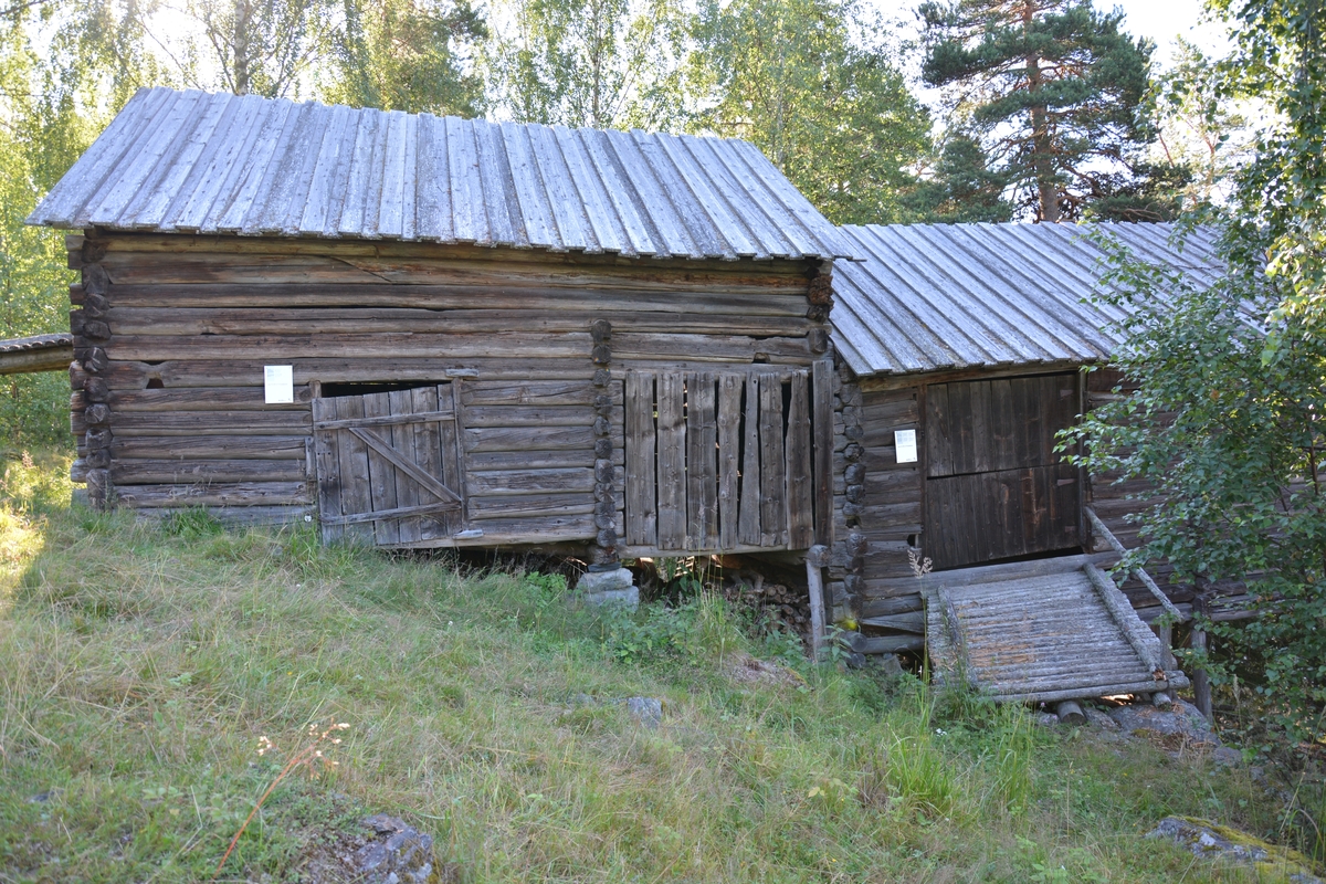 Løe frå husmannsplass. Fôrhus nedst og trev for lauv og anna øvst, med gangbru opp.