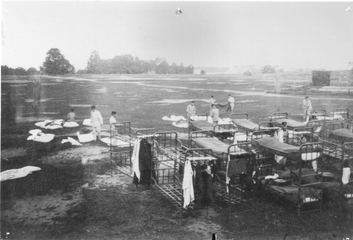 Inre tjänst på Polacksbacken 1910. Kasetnbygget påbörjat i bakgrunden till höger.