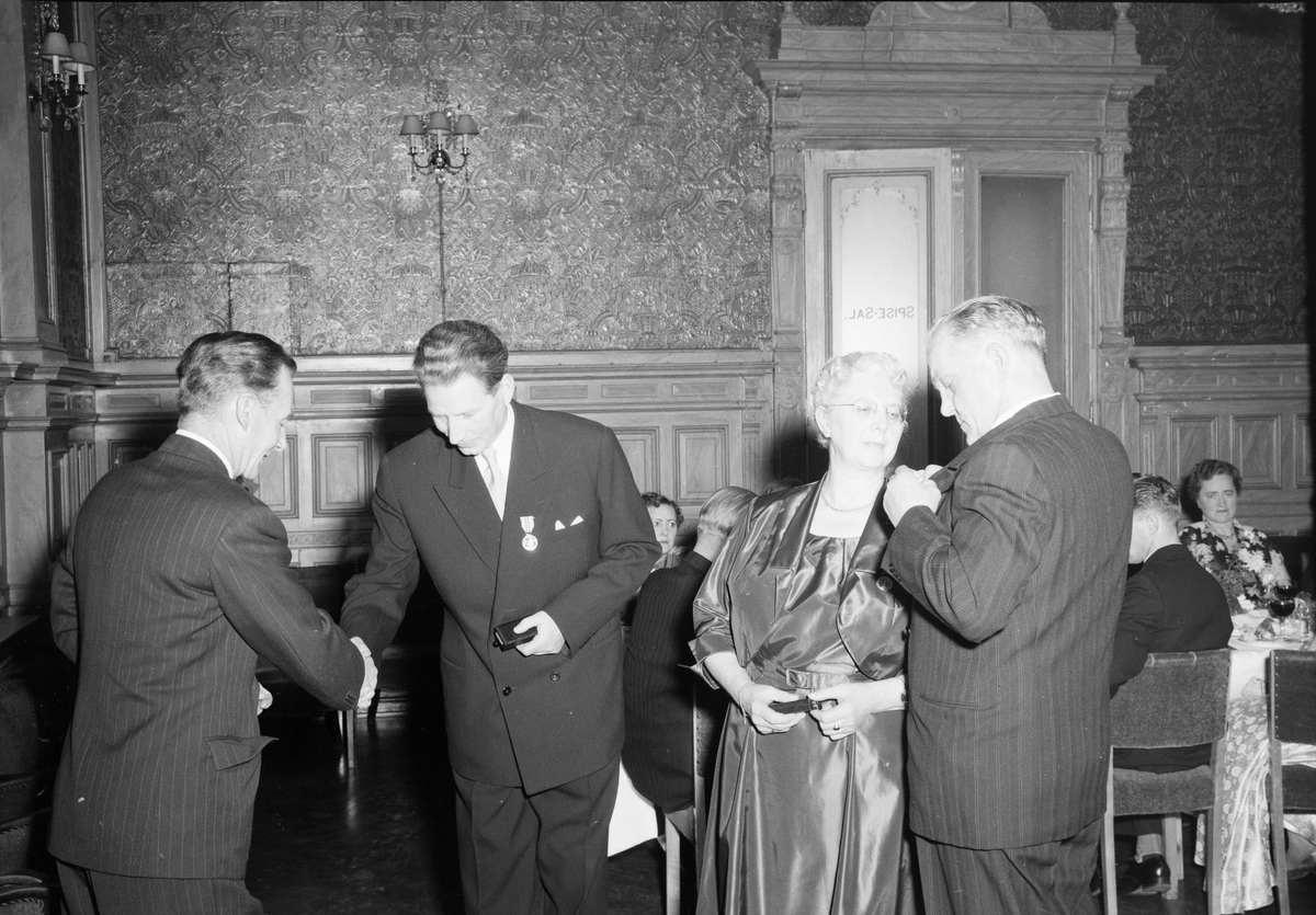 Medaljeutdeling for lang og tro tjeneste under R. Kjeldsbergs 100-års jubileumsfest