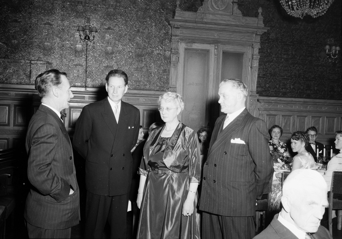 Medaljeutdeling for lang og tro tjeneste under R. Kjeldsbergs 100-års jubileumsfest