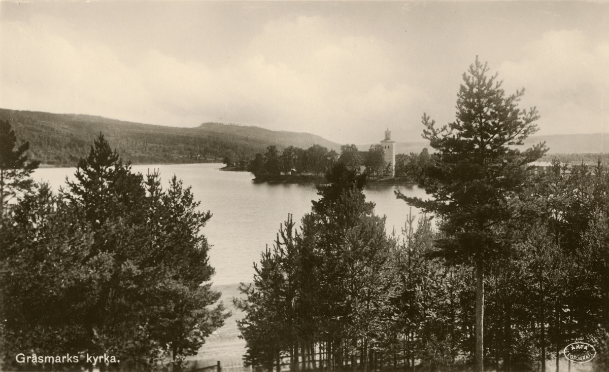 Text i fotoalbum: "Intfältövning i Gylleby 1953. Gräsmarks kyrka".