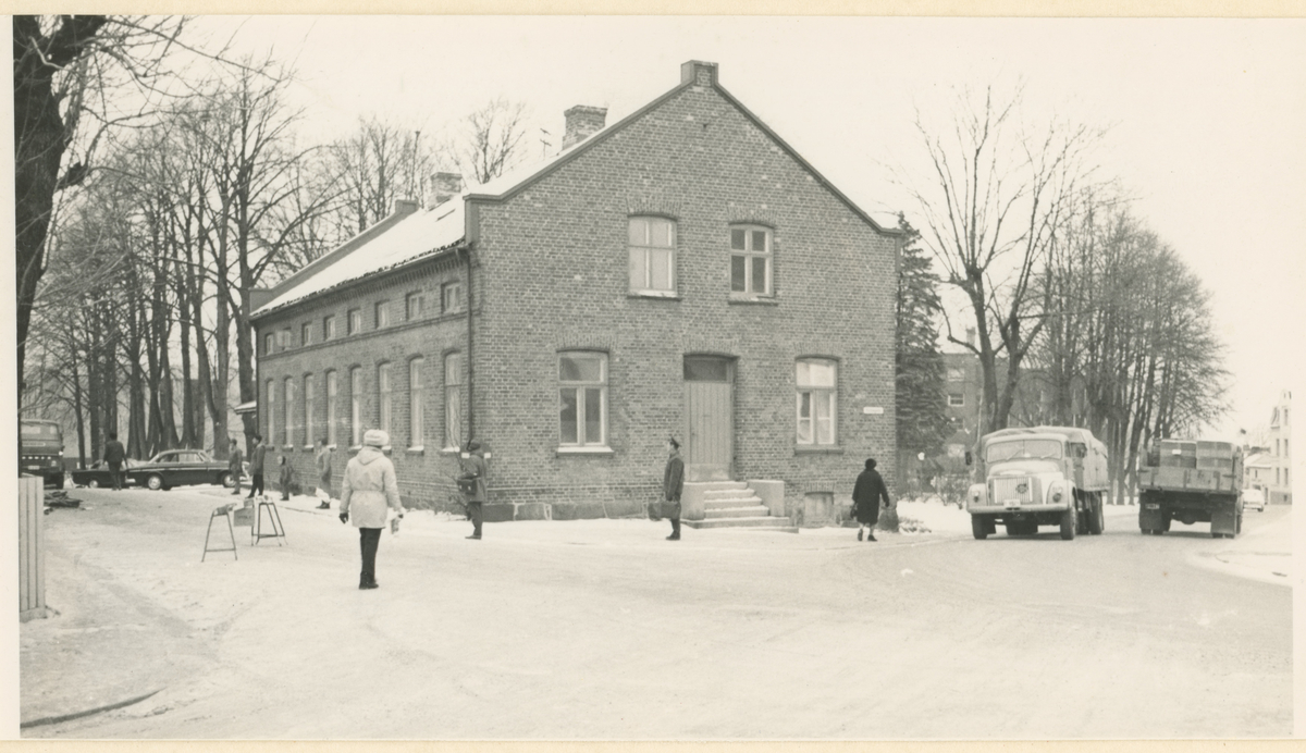 To bilder, ca. 1970.

Bilde 1:
Hjørnet Fleischers gate, Kirkegata og Værlegata. Beck-gården eid av tre søstre Beck.

Bilde 2:
Til venstre: Fleischers gate, den gamle lysverksbygningen.
Til høyre: Kirkegaten.