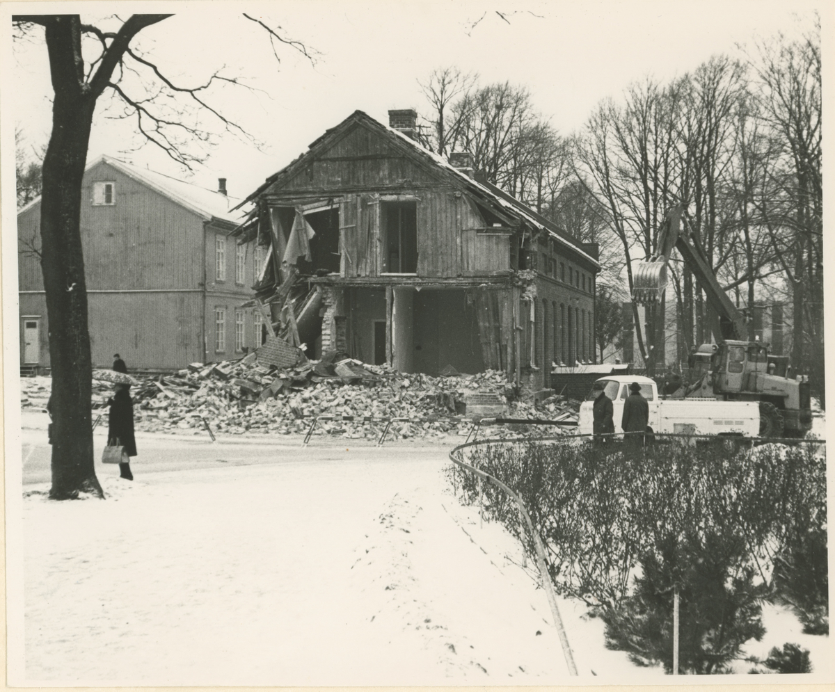 To bilder, ca. 1970.

Bilde 1:
Hjørnet Fleischers gate, Kirkegata og Værlegata. Beck-gården eid av tre søstre Beck.

Bilde 2:
Til venstre: Fleischers gate, den gamle lysverksbygningen.
Til høyre: Kirkegaten.