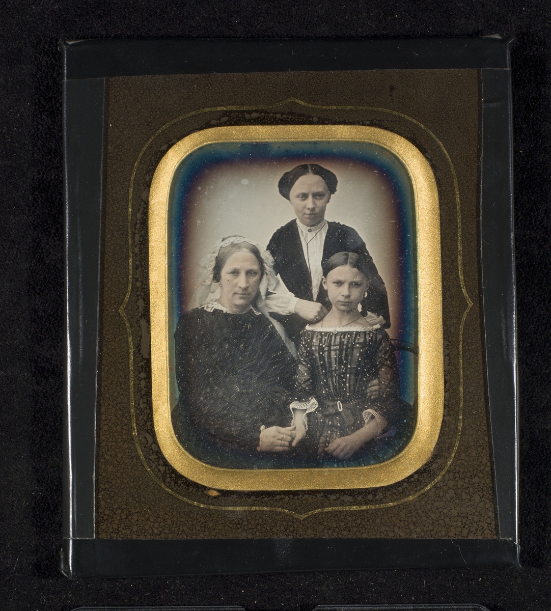 Daguerreotypi av familien Lange. Gruppeportrettet viser f.v. mor Anne Marie Becher Lange f. Wesenberg (1802-1864) og døtrene Divert (1827-1892) og Kathrine (1841-1920).
