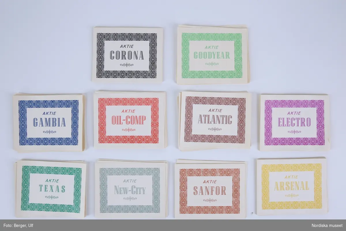 Sällskapsspel för 2 till 10 spelare, med en a) spelplan av vaxduk, b+) 200 låtsasaktier av papper, c+) 16 börsnoteringar, d+) tio spelpjäser av rödmålat trä och e+) papperssedlar i olika färger och valörerna 10 kr., 50 kr., 100 kr., 200 kr., 1.000 kr., 5.000 kr. och 10.000 kr. Aktiebreven gäller tio olika bolag, exempelvis Goodyear, Corona och Arsenal. Börsnoteringarna varierar mellan exempelvis Hausse, Baisse, Oförändrad eller Svart dag. Spelplanen är indelad i rutor med olika värden för de tio aktiebolagen. Om värdet sjunker till noll väntar konkurs. Spelet ligger i en f:1-2) kartong med fyra fack för delarna. Ett papper med tryckta spelregler sitter fastlimmad på kartonglockets insida.