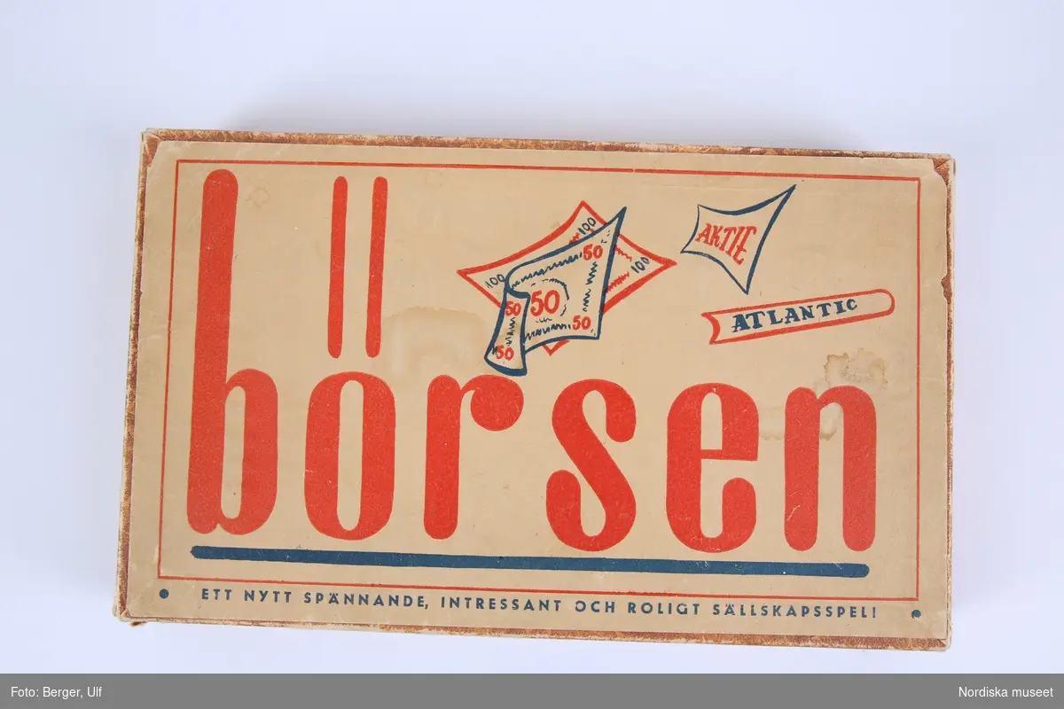 Sällskapsspel för 2 till 10 spelare, med en a) spelplan av vaxduk, b+) 200 låtsasaktier av papper, c+) 16 börsnoteringar, d+) tio spelpjäser av rödmålat trä och e+) papperssedlar i olika färger och valörerna 10 kr., 50 kr., 100 kr., 200 kr., 1.000 kr., 5.000 kr. och 10.000 kr. Aktiebreven gäller tio olika bolag, exempelvis Goodyear, Corona och Arsenal. Börsnoteringarna varierar mellan exempelvis Hausse, Baisse, Oförändrad eller Svart dag. Spelplanen är indelad i rutor med olika värden för de tio aktiebolagen. Om värdet sjunker till noll väntar konkurs. Spelet ligger i en f:1-2) kartong med fyra fack för delarna. Ett papper med tryckta spelregler sitter fastlimmad på kartonglockets insida.