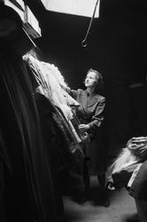 Kostymedesigner Lita Prahl i Nationaltheatrets kostymelager.