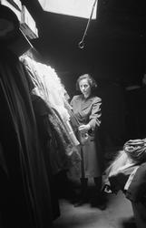 Kostymedesigner Lita Prahl i Nationaltheatrets kostymelager.