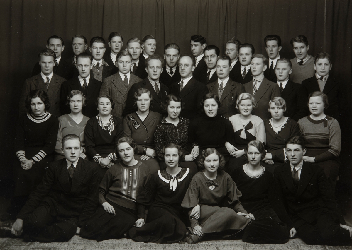 Linderud Handelskole 1933-1934. Gruppe elever og lærere. Nr. 3 f.v. bak Kåre Hagen. Nr. 1 f.h.  2  rekke foran Martha Elvsrud. De øvrige ukjente.