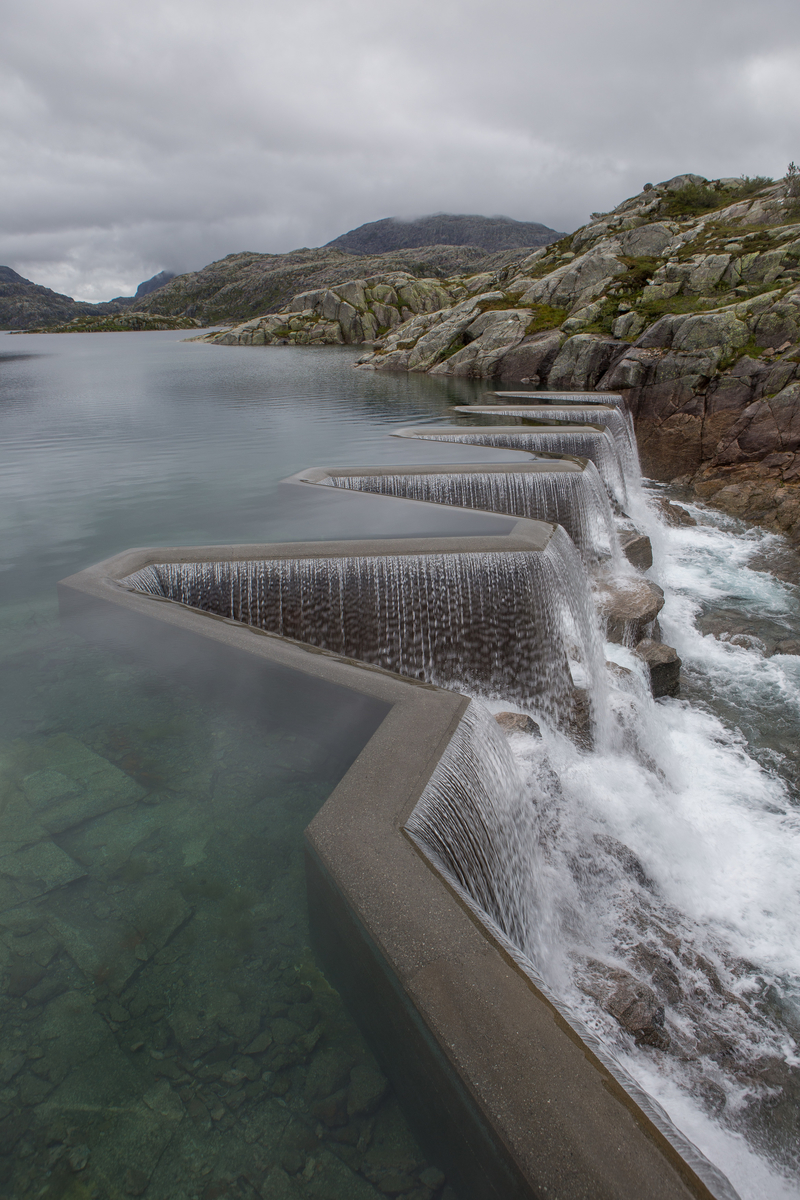 Labyrintoverløpet på dammen ved Svartavatnet. På bilete er magasint fullt og vi ser overløpet i bruk.