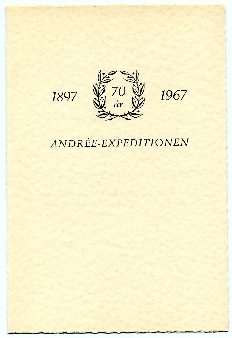 Litet vikt och präglat ark med program till jubileumsutställningen "Från Örnen till Jet" med anledning av Andréexpeditionens 70-årsjubileum.
Även program tryckt på enklare papper. Avviker på så sätt att tal av kapten Göran Lind: Modernt polarflyg i Andrées spår, är tillagt samt att "Högtiden är förlagd till Braheparken".