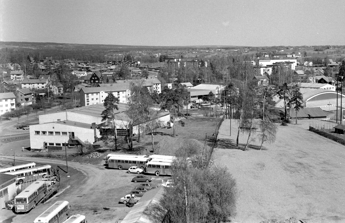 Oversikt fra Fylkeshuset, Hamar. Mot bebyggelsen ved Hamar stadion, Holsetgata, Vangsvegen 91, HOB, Hamar og omland bilruter garasjer for busser, Frionor fryselager i Vangsvegen 111,