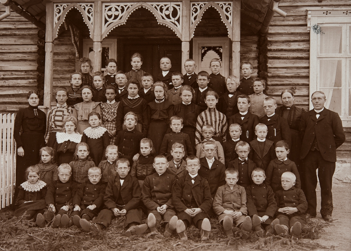 Vestås skole. Gruppe elever og lærere. 1 rekke Rikard Narmo, Christian Svenkerud, Johan Sveen, Nils Løvlien, ukjent plassering. 2. rekke nr.3 f.h. Øyvind Svenkerud. Andre personer som er med på bildet, ukjent plassering. Per Svenkerud, Johan Lierhagen, Nina Tømte, Karen markestad, Marthe Pinnødegården, Syverine Holmen, Martha Nysveen, Mina Skålsveen, Anna Bekkesveen, Kirsten Dalseng, Thora Westvang, Alf Skjeseth, Mikkel Bakken, Johan Haugen, Martinus Svenkerud.